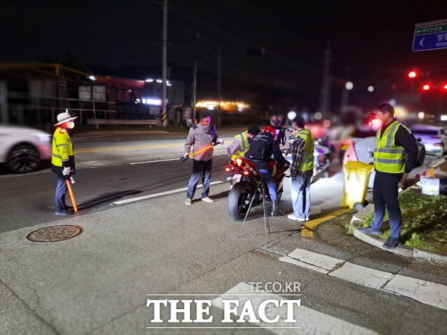 천안시는 지난 23일 동남구 유량동 일원에서 경찰과 합동으로 운행차 소음단속을 실시했다. /천안시