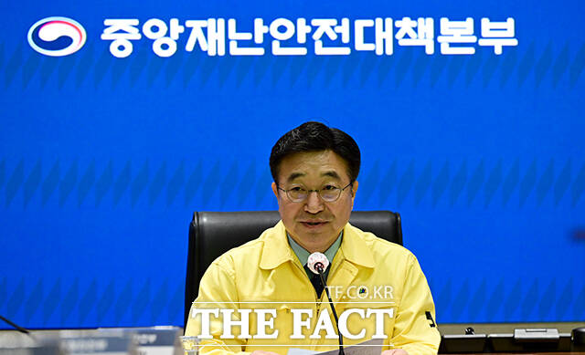 윤호중 행정안전부 장관이 지난 20일 오전 서울 종로구 정부서울청사에서 국정자원 행정정보시스템 화재 관련 중대본 회의를 주재하고 있다. /임영무 기자
