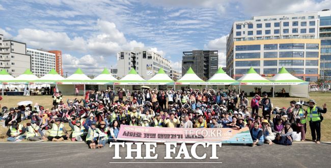 ‘2025 시화호 갯벌 맨발걷기 페스타’ 진행 모습. /시흥시