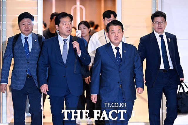 김병주(앞줄 오른쪽) 민주당 최고위원 단장으로 한 민주당 재외국민안전대책단이 지난 15일 오후 인천국제공항을 통해 캄보디아로 출국하는 모습. /남용희 기자