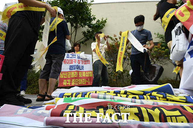 남산숲지키기 범시민연대가 지난해 9월 5일 오전 서울 중구 남산 예장공원 내 남산 곤돌라 착공식 행사장 앞에서 남산 곤돌라 설치 사업 백지화 촉구 시위를 하고 있다. /서예원 기자