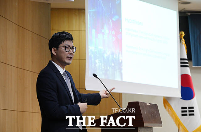 발표하는 박범섭 중앙대학교 정치국제학과 교수.