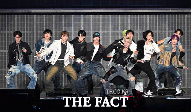 그룹 JO1은 일본판 프로듀스101을 통해 결성된 그룹이다. 이들은 K팝 스타일의 음악과 시스템으로 활동하고 있다. 사진은 일본 오사카 교세라 돔에서 열린 2024 더팩트 뮤직 어워즈(2024 THE FACT MUSIC AWARDS, TMA)에 참석한 JO1이 공연을 펼치는 모습이다./이새롬 기자