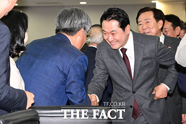 장동혁 국민의힘 대표(오른쪽)가 24일 장기 책임당원 등급을 신설해 이들의 권한을 강화하고 초청행사를 정례화해 당원 중심의 정당으로 재정비하겠다고 밝혔다. /남윤호 기자