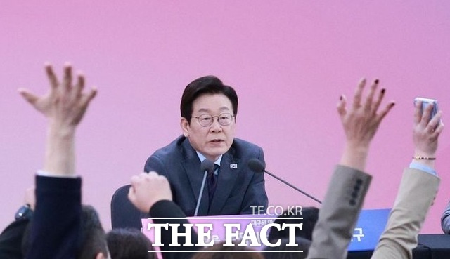 이재명 대통령이 24일 대구 엑스코에서 열린 대구의 마음을 듣다 타운홀 미팅에서 참석자들의 질문을 받고 있다. /뉴시스