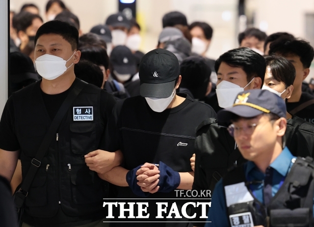 캄보디아 스캠단지에서 송환된 한국인들이 지난 18일 오전 인천국제공항에서 수갑을 찬 채로 호송되고 있다. 이들은 조직원으로 있으면서 데이터베이스(DB) 및 입출금을 관리하는 CS팀, 로맨스 스캠(연예 빙자 사기)팀, 검찰 사칭 전기통신금융사기팀, 코인투자리딩 사기팀, 공무원 사칭 납품 사기팀 등으로 나눠 범행에 가담한 혐의를 받고 있다. /더팩트DB