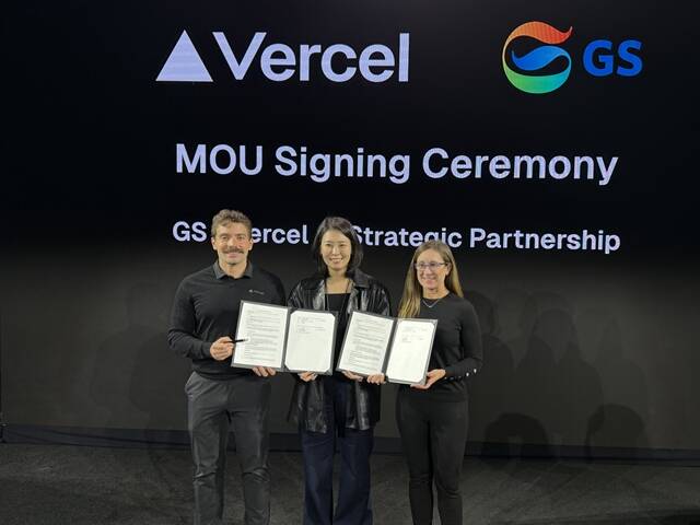 기예르모 라우치 버셀 창립자 겸 CEO(왼쪽부터), 김진아 ㈜GS 상무, 잔 그로서 버셀 최고운영책임자가 지난 23일 미국 샌프란시스코에서 열린 AI 콘퍼런스 Ship AI 2025에서 전략적 파트너십을 체결한 뒤 기념 촬영을 하고 있다. /GS그룹