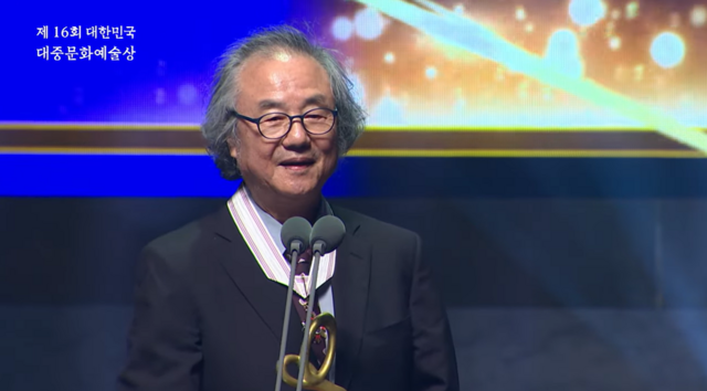 배우 정동환이 23일 국립극장 해오름극장에서 열린 2025 대한민국 대중문화예술상 수훈식에 참석해 원로 배우 이순재의 건강에 대해 언급했다./THE K-POP 채널 캡처