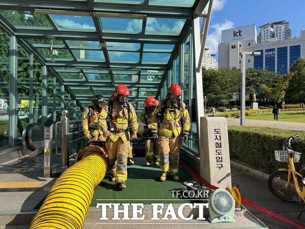 대전교통공사는 24일 대전도시철도 서대전네거리역에서 테러(방화)에 의한 역사화재 상황에 대응한 2025 재난대응 안전한국훈련을 실시했다. /대전교통공사