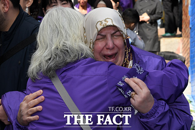 10.29 이태원 참사 외국인 희생자 유가족들이 25일 오후 서울 용산구 이태원역 앞 10.29 기억과 안전의 길을 찾아 참사 현장을 살펴보며 눈물을 흘리고 있다. /남용희 기자