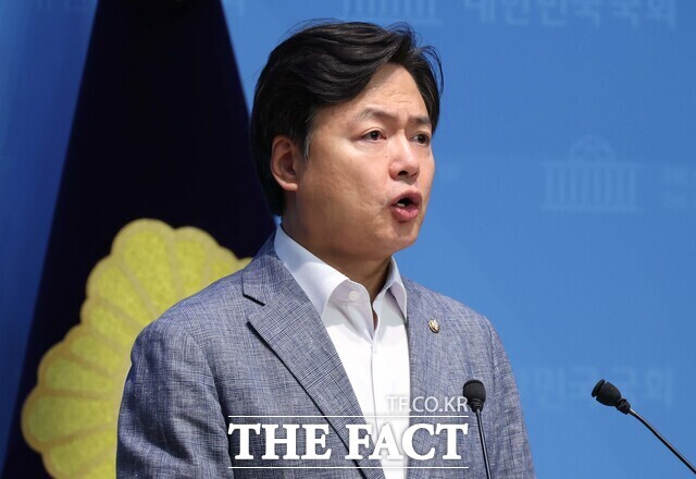 김현정 더불어민주당 원내대변인은 25일 서면브리핑을 통해 진실 규명 상설특검을 물타기 궤변으로 막아서는 국민의힘은 무엇이 그토록 두렵냐고 말했다. /뉴시스