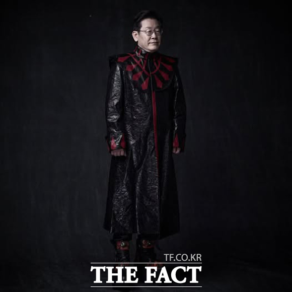 마왕 가수 신해철의 11주기(27일)를 앞두고, 이재명 대통령이 신해철 무대의상을 입고 찍었던 사진이 공개됐다. /강영호 페이스북 갈무리