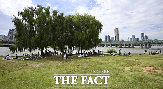 절기상 추분인 23일 오후 서울 용산구 노들섬 공원에서 시민들이 휴식을 취하고 있다. /장윤서 기자