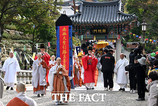 25일 오전 서울 은평구 진관사에서 국행수륙재가 봉행되고 있다. /남용희 기자