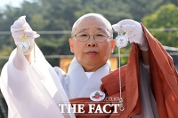  김구-윤봉길 의사 시계 모형 전달 받은 진관사 [포토]