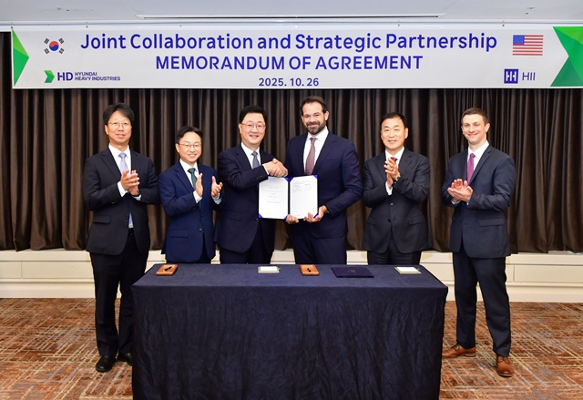 HD현대와 헌팅턴 잉걸스는 26일 APEC 2025가 열릴 예정인 경북 경주의 라한셀렉트 호텔에서 HD현대중공업 특수선사업부 주원호 사장과 헌팅턴 잉걸스 에릭 츄닝 전략 개발 총괄 부사장(사진 왼쪽에서 세번째와 네번째)이 참석한 가운데 상선 및 군함 건조 협력에 관한 합의 각서(MOA)를 체결했다. /HD현대