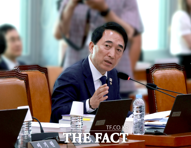 더불어민주당이 26일 장동혁 국민의힘 대표의 부동산 6채 보유 논란과 관련해 국민의힘에 설치한 부동산 정책 정상화 특별위원회 단장직을 즉시 사퇴하라고 촉구했다. 사진은 박수현 민주당 수석대변인. /박수현 의원실 제공