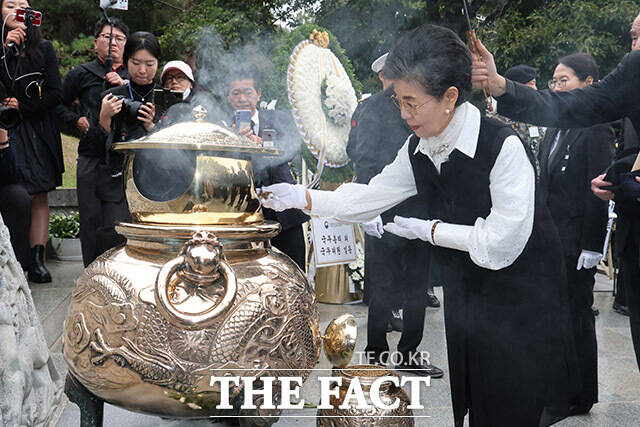 분향하는 박 전 대통령의 차녀 박근령 전 육영재단 이사장.