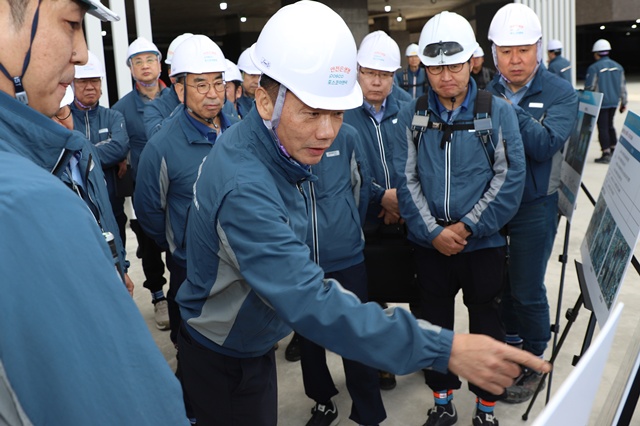 포스코이앤씨 전 임원이 중대재해가 발생한 현장을 찾아 현장 전사경영회의를 열었다. 포스코이앤씨는 이 회의에서 현장별 문제를 진단하고 실행 가능한 대책을 마련했다. /포스코이앤씨