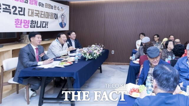 부강면 문곡2리 대국터마을 주민들과 대화를 하고 있는 최민호 시장(왼쪽 가운데). /세종시