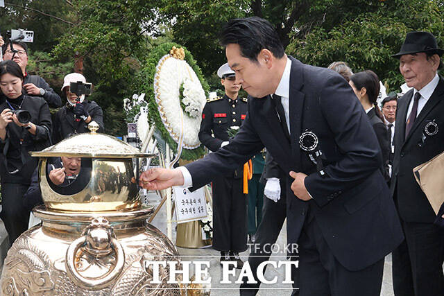 장동혁 국민의힘 대표가 26일 오전 서울 동작구 국립서울현충원에서 열린 박정희 전 대통령 서거 46주기 추모식에 참석해 박 전 대통령 묘소에 분향하고 있다. /남용희 기자