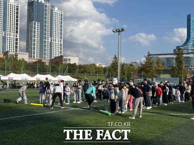 세종시 다정동이 25일 다정동 저류지 축구장에서 주민 400여 명이 참여한 가운데 한마음 체육대회를 열고 있다. /세종시