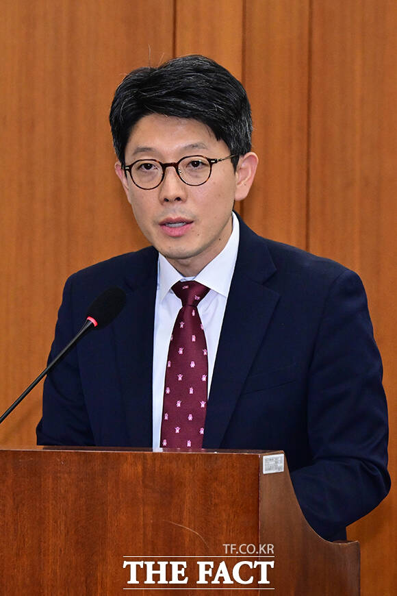 더불어민주당이 26일 오세훈 서울시장을 한강버스 관련 배임 혐의로 고발하겠다고 밝히자, 서울시는 법과 사실을 외면한 정치공세라며 즉각 반박했다. 사진은 김병민 서울시 정무부시장. /더팩트 DB
