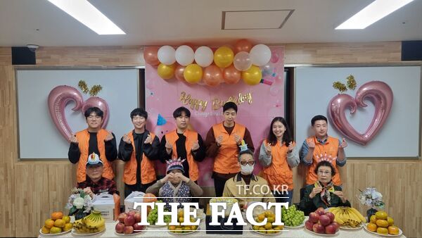 대전 대덕구 법동종합사회복지관이 한화솔루션 중앙연구소와 함께 24일 지역 어르신들을 위한 생일축하 행사 내 생의 최고의 선물, 특별한 하루를 진행했다. /법동종합사회복지관