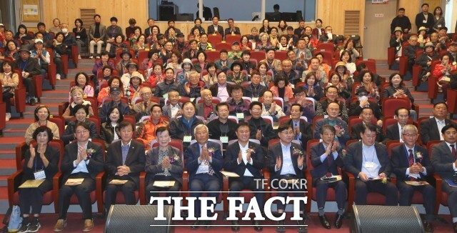 정읍시는 25일 연지아트홀에서 정읍시애향운동본부 주관으로 출향인 환영 행사를 성황리에 개최하고 고향의 정을 나누는 뜻깊은 시간을 가졌다. /정읍시