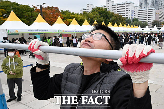 9988 서울체력장이 26일 오후 서울 여의도 한강시민공원에서 열린 가운데 시민들이 체력을 측정하고 있다. /남용희 기자