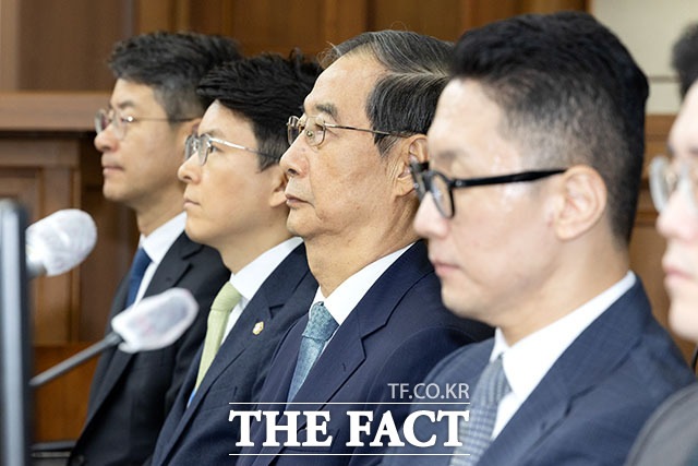 내란 사건을 수사하는 조은석 특별검사팀이 한덕수 전 국무총리의 내란 우두머리 방조 사건을 심리하는 재판부에 내란중요임무종사 혐의를 추가하는 공소장 변경 허가 신청서를 제출했다. 내란 우두머리 방조 혐의로 재판에 넘겨진 한 전 총리가 지난 9월30일 오전 서울 서초동 중앙지법에서 열린 첫 재판에 참석하고 있다. /사진공동취재단