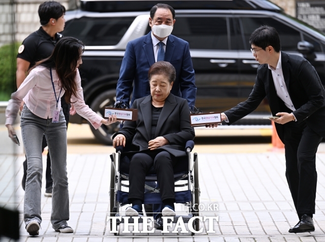 이른바 정교유착 의혹을 받는 한학자 통일교 총재와 권성동 국민의힘 의원의 재판이 본격 시작된다. 한 총재가 지난달 22일 오후 서울 서초구 서울중앙지방법원에 도착해 휠체어를 탄 채 구속영장실질심사에 출석하고 있다./이새롬 기자