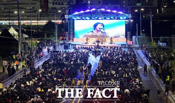 24일 2025 대전 동구동락 축제 개막 기념 공연이 펼쳐지고 있다. /대전 동구