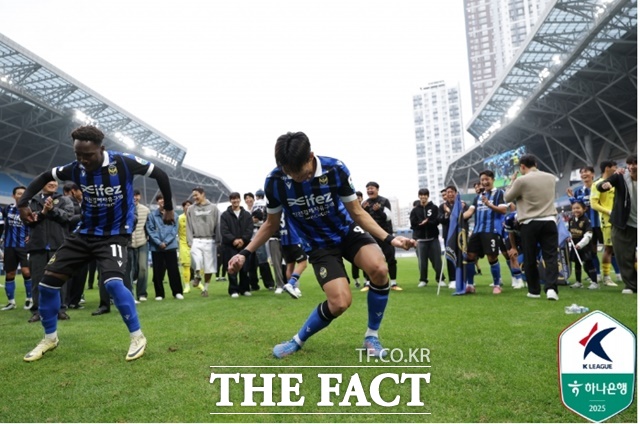 1부승격의 기쁨을 댄스 세리머니로 표출하고 있는 인천 선수들./인천=K리그