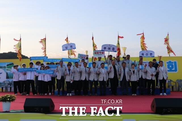 제46회 부여군민체육대회에서 우승한 부여읍과 2위, 3위를 한 옥산면 남면 선수 및 임원단이 시상 후 기념 촬영을 하고 있다. /부여군
