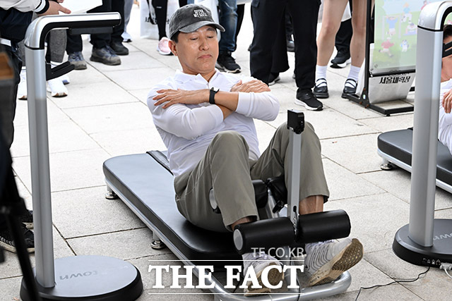 오세훈 서울시장이 26일 오후 서울 여의도 한강시민공원에서 열린 9988 서울체력장에 참석해 윗몸일으키기를 하며 체력을 측정하고 있다. /남용희 기자