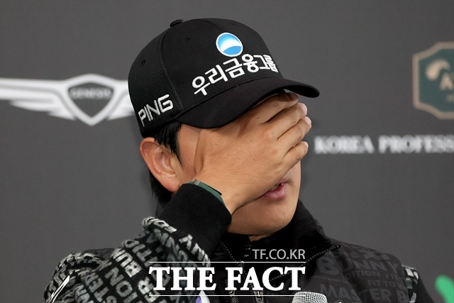 이정환이 시상식 후 가진 기자회견 도중 감격에 겨워 눈물을 훔치고 있다./KPGA