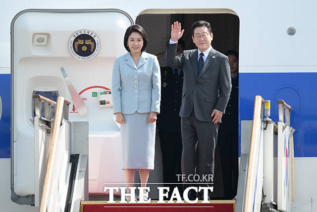 이재명 대통령은 26일 아세안(동남아시아국가연합·ASEAN) 정상회의 참석을 위해 말레이시아 쿠알라룸푸르로 출국했다. 이 대통령이 미국 뉴욕에서 열리는 제80차 유엔총회 참석을 위해 9월 22일 오전 경기도 성남시 서울공항에 도착해 공군 1호기에 올라 인사하고 있다. /장윤석 기자