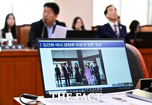 김건희 여사와 이배용 전 국가교육위원장이 지난 2023년 경복궁에 방문해 찍힌 사진이 유출된 것을 두고 김 여사 측이 적당히 하라며 강하게 반발했다. 양문석 더불어민주당 의원이 22일 오전 서울 여의도 국회 문화체육관광위원회에서 열린 국립중앙박물관 등에 대한 국정감사에 참석해 김 여사가 일반 관람객이 없는 경복궁 휴궁일에 경회루에 들어간 것에 대한 질의를 하고 있다. /국회=배정한 기자