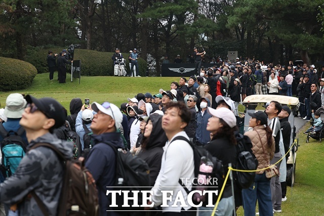 수 많은 갤러리들이 지켜보고 있는 가운데 이정환이 마지막 18번홀에서 티 샷을 하고 있다./KPGA