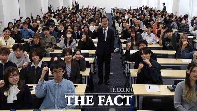 김태흠 충남도지사가 24일 오사카 야마토대학을 방문해 쳥년 세대가 만드는 한일의 미래를 주제로 특강을 진행했다. /충남도