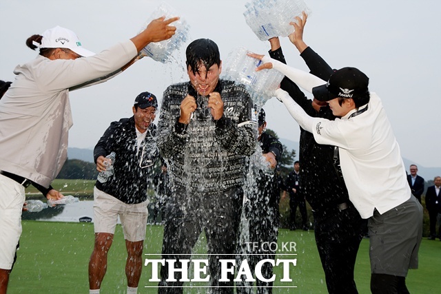 이정환(가운데)의 우승이 학정되자 동료들이 물세례를 퍼부으며 함께 기뻐하고 있는 모습./KPGA
