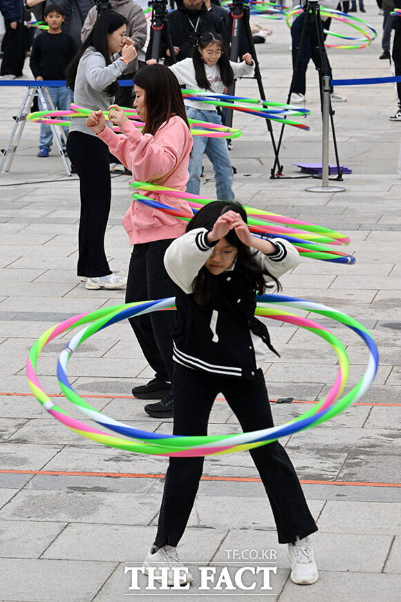 9988 서울체력장 즐기는 참가자들.