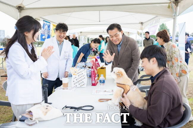 이재준 수원시장이 25일 서호잔디광장에서 열린 반려동물 한마음 축제에서 행사장을 둘러보며 반려견을 향해 손을 흔들고 있다./수원시