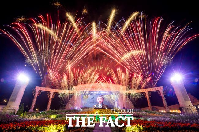 에버랜드 포시즌스가든에서 펼쳐지는 케이팝 데몬 헌터스 싱어롱 불꽃쇼 현장 /에버랜드