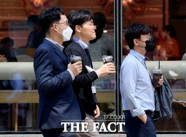 27일 글로벌 헤드헌팅 전문기업 유니코써치의 분석 결과, 올해 파악된 국내 100대 기업 임원 수는 지난해보다 98명 줄어든 7306명으로 집계됐다. /더팩트 DB