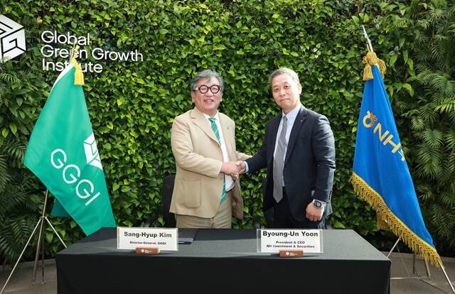(오른쪽부터) 윤병운 NH투자증권 대표이사와 김상협 글로벌녹색성장기구(GGGI) 사무총장이 글로벌녹색성장기구 본사에서 열린 협약식 후 기념 촬영하고 있다. /NH투자증권