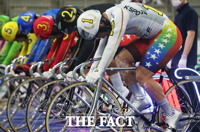 광명스피돔에서 특선급 선수들이 출발 자세를 취하며 출발신호를 기다리고 있다./국민체육진흥공단