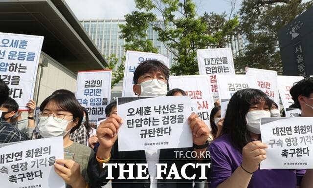 지난 2020년 제21대 총선 당시 서울 광진을에 출마한 오세훈 서울시장의 선거 유세를 방해한 혐의로 재판에 넘겨진 한국대학생진보연합(대진연) 회원들이 1심에서 벌금형을 선고받았다. /뉴시스