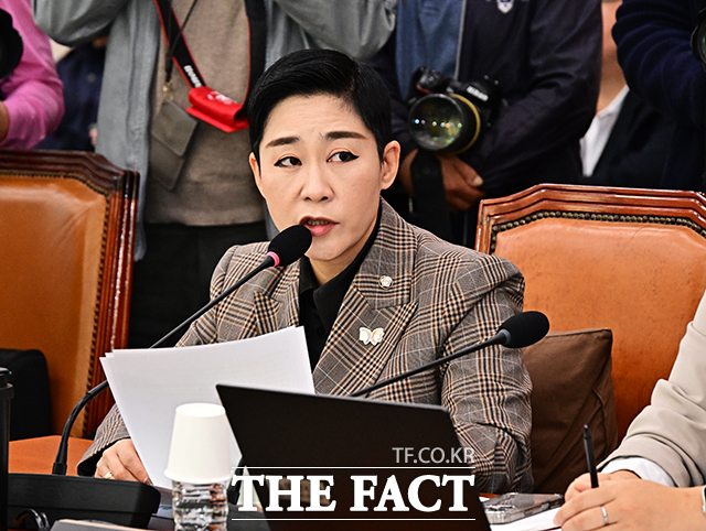 국회 문화체육관광위원회 소속 김재원 조국혁신당 의원실이 입수한 국민체육진흥공단 감사원 중간 감사보고서에 따르면, 스포츠과학원 소속 직원 A 씨는 국민 세금으로 지원받은 연구개발비 3620만원 상당을 횡령했다. 사진은 지난 22일 국회에서 열린 문체위 국정감사에 참석해 질의를 하고 있는 김재원 의원의 모습. /배정한 기자